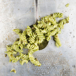 Basilikapasta med solrosfrö