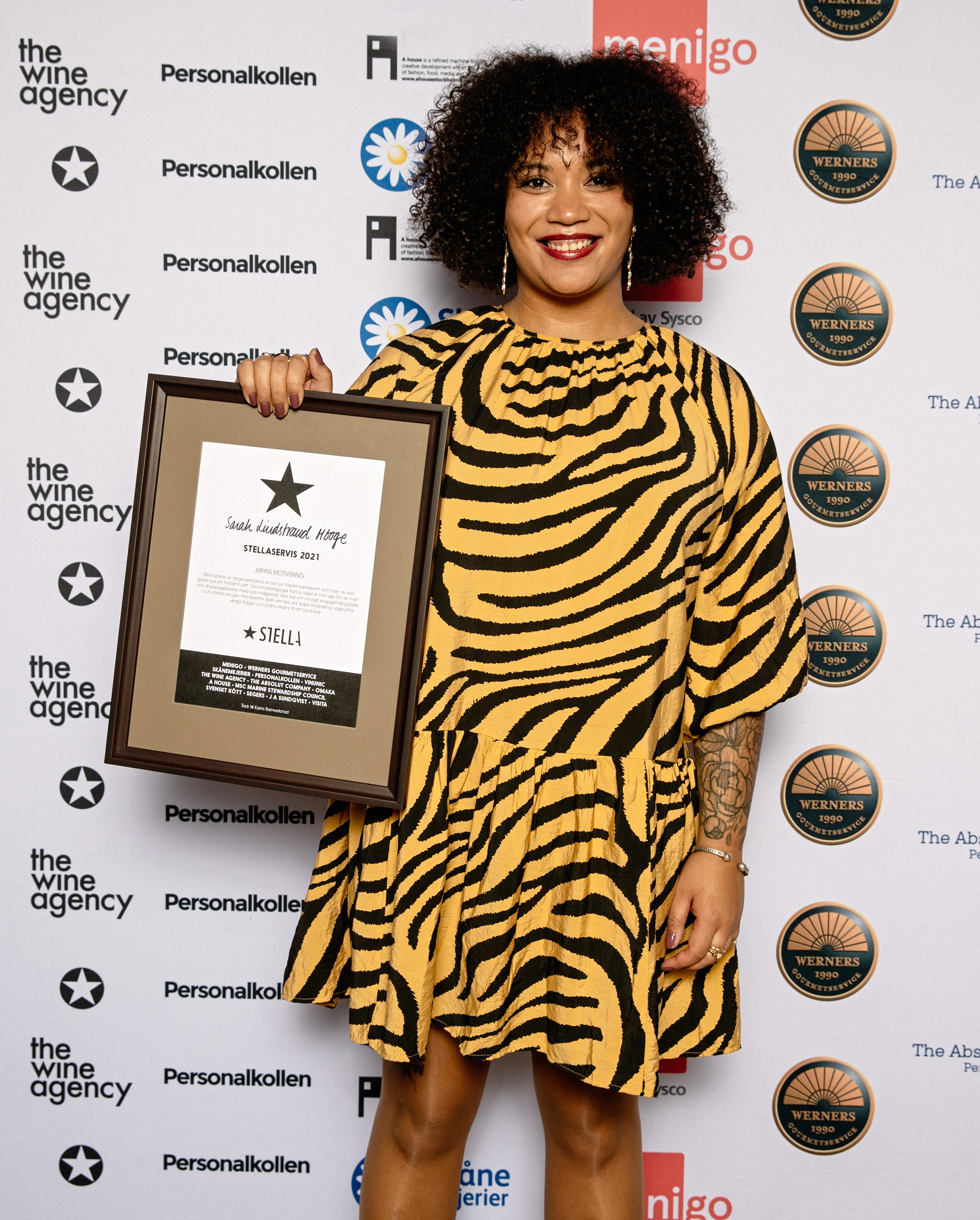 Sarah Lindstrand Mboge visar stolt upp sitt pris från Årets Stellaservis. Priset hon vann 2021