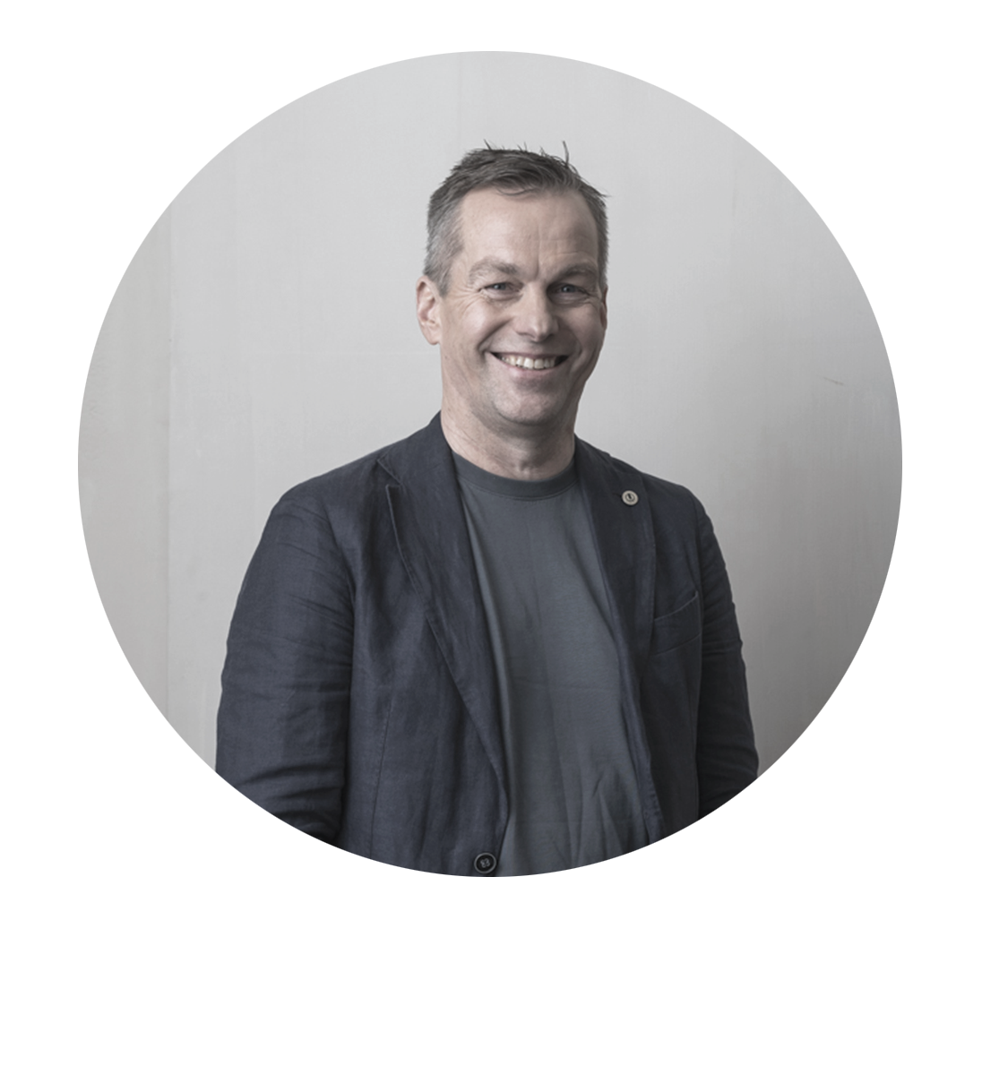 porträttbild av Jesper Johansson som glatt poserar  framför kameran 