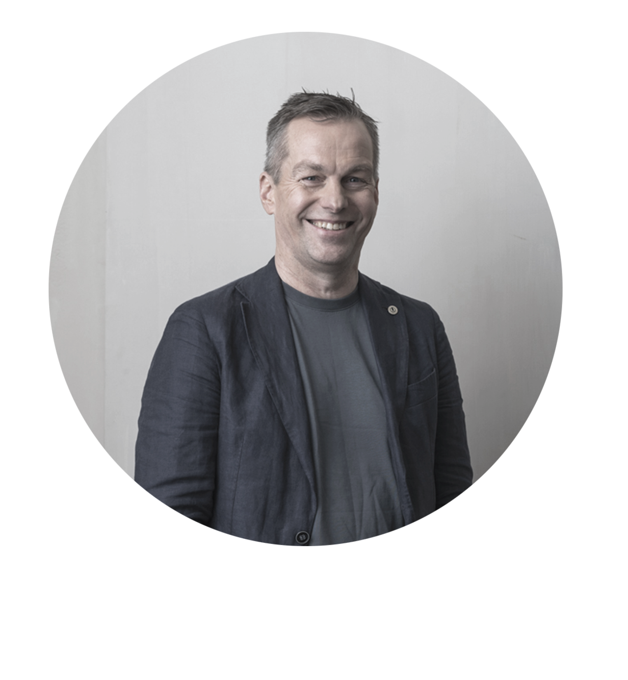 porträttbild av Jesper Johansson som glatt poserar framför kameran