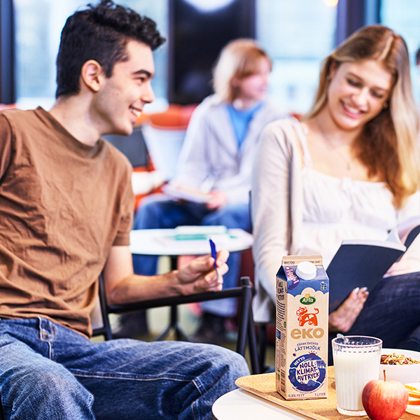 ungdomar som äter frukost i skolan