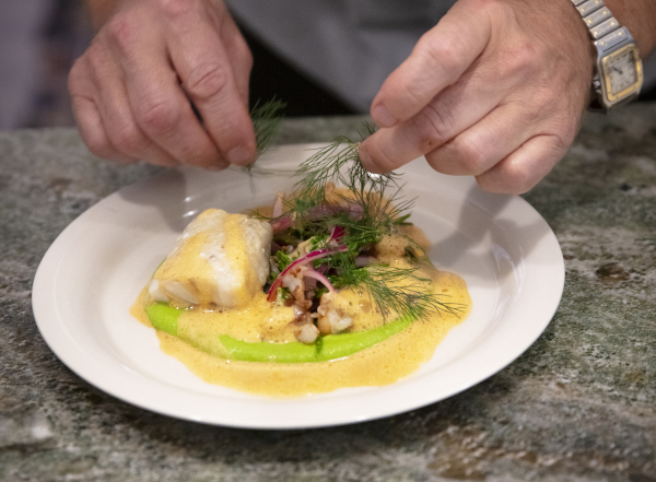 Bakad sejrygg med vannameiräkor och grön ärtkräm