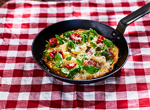 Frittata italiensk omelett med rotfrukter, soltorkade tomater, färska örter, kronärtskockor och Grana Padano 
